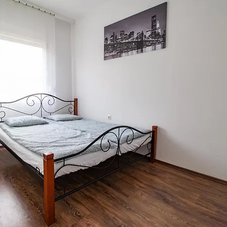 Lenapartman - Dakota Πετς